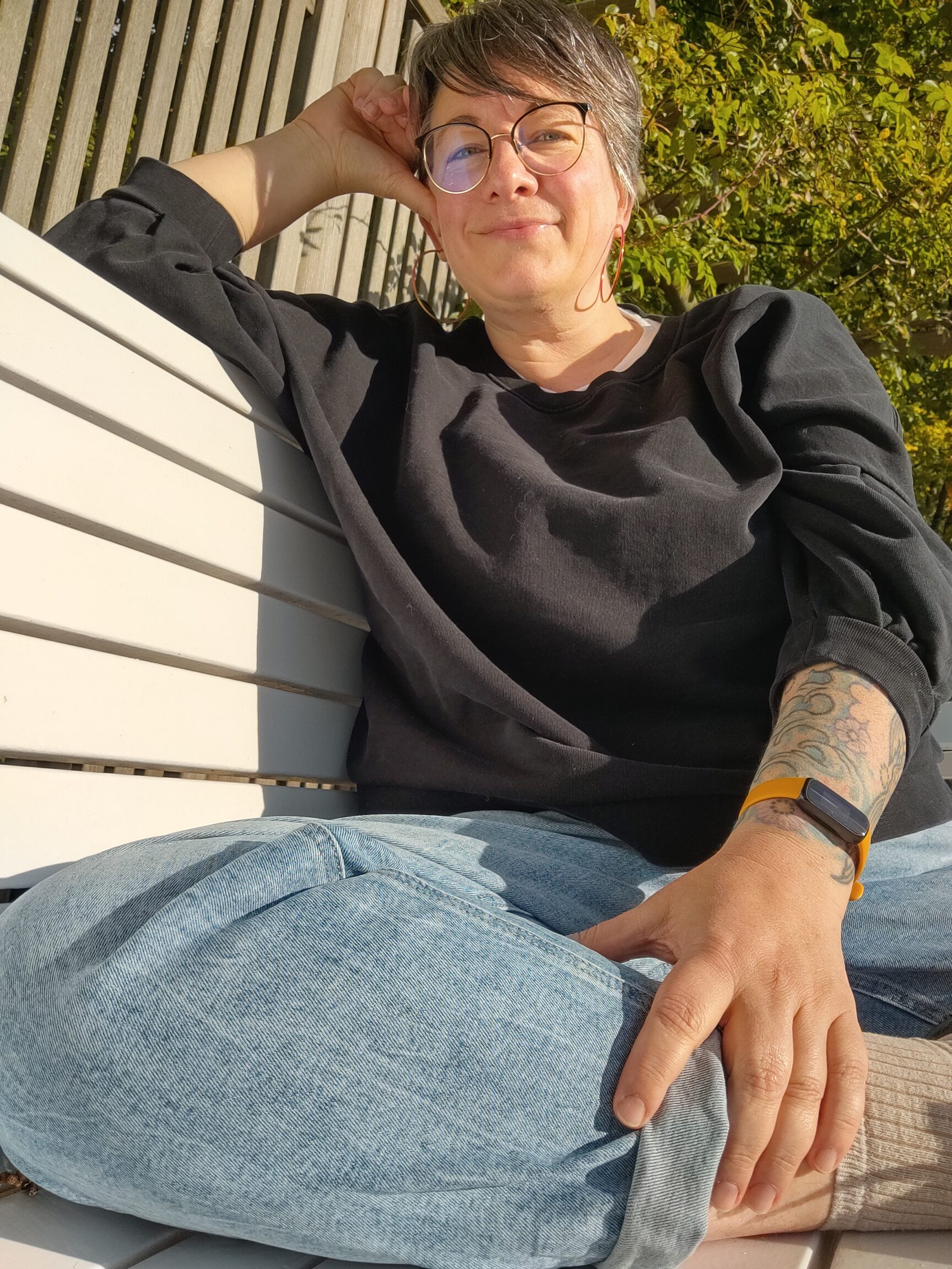 Foto von Mimi auf einer Bank im Sonnenschein